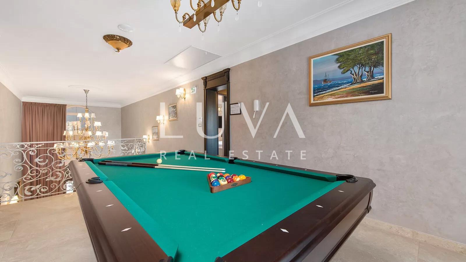 Vodice, luxuriöse und einzigartige Villa mit Pool am Meer zu verkaufen