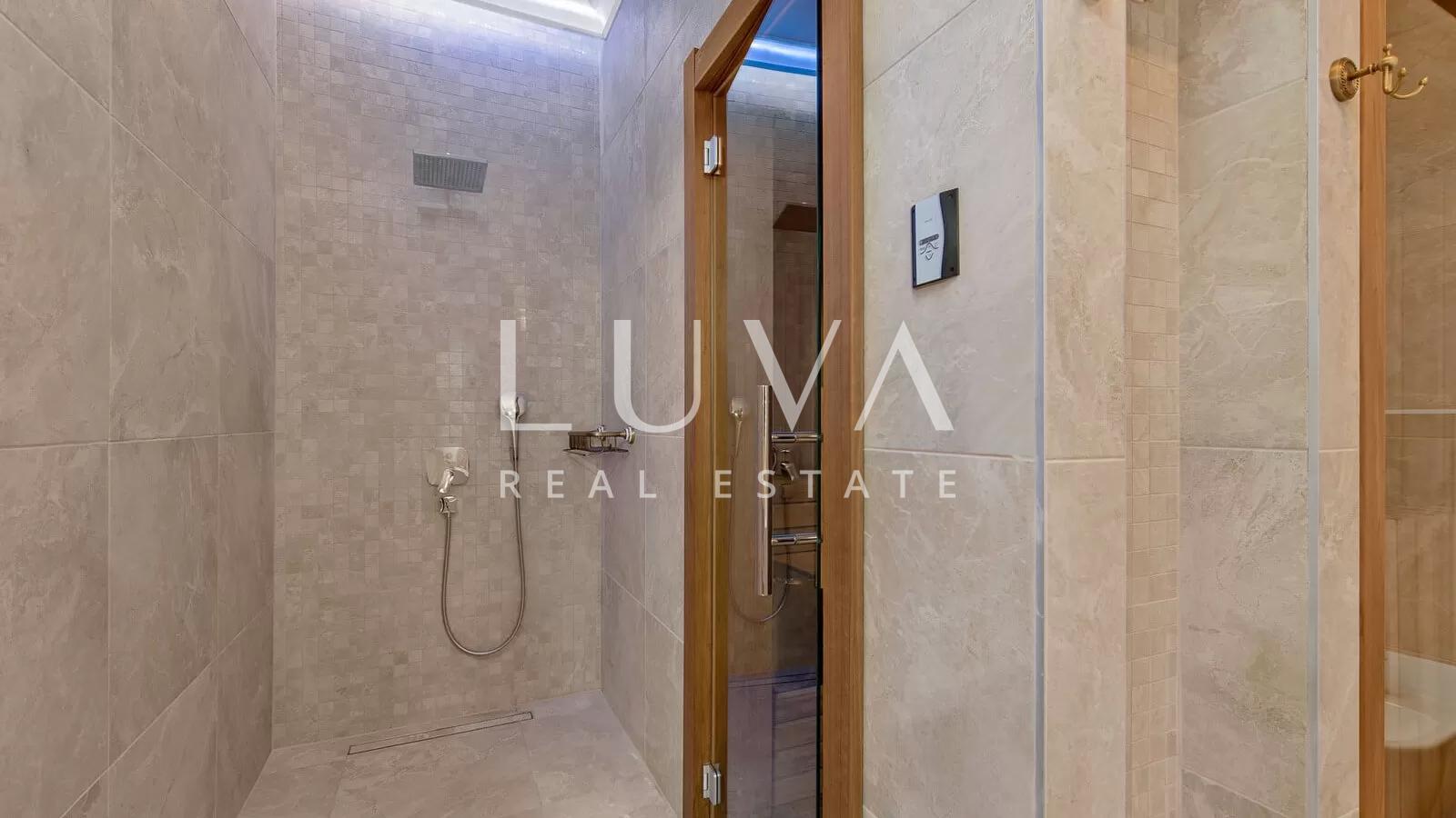 Vodice, luxuriöse und einzigartige Villa mit Pool am Meer zu verkaufen