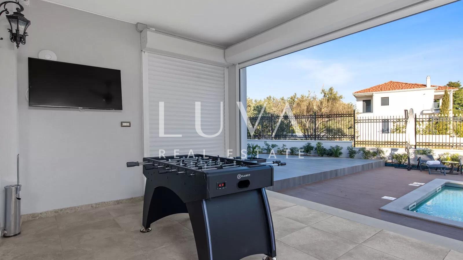 Vodice, luxuriöse und einzigartige Villa mit Pool am Meer zu verkaufen