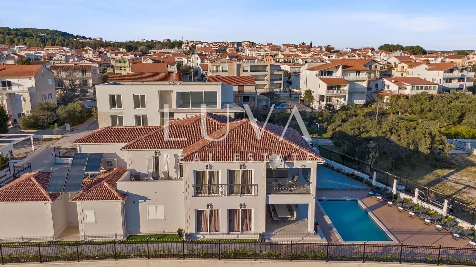 Vodice, luxuriöse und einzigartige Villa mit Pool am Meer zu verkaufen