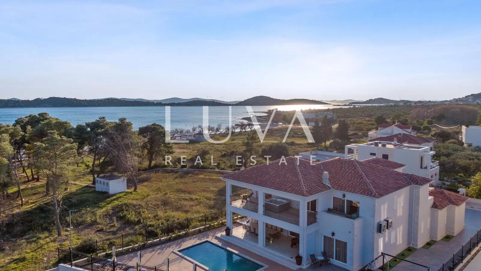 Vodice, luxuriöse und einzigartige Villa mit Pool am Meer zu verkaufen
