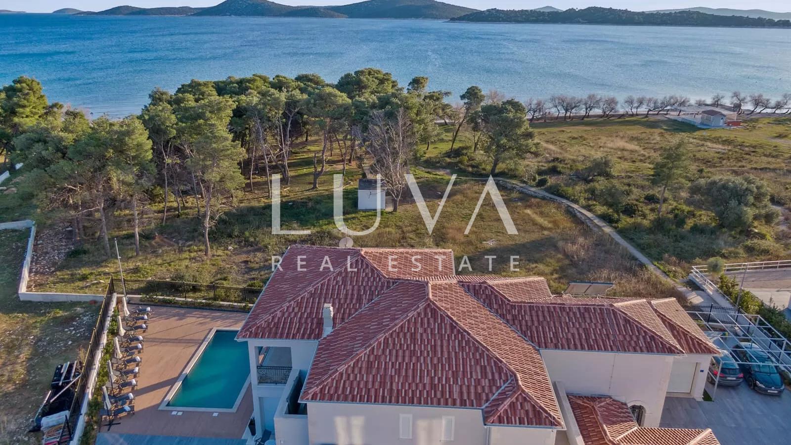Vodice, luxuriöse und einzigartige Villa mit Pool am Meer zu verkaufen