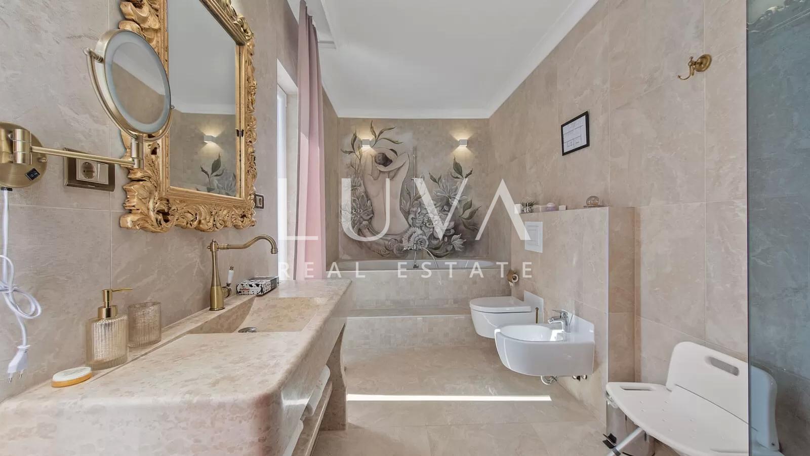 Vodice, luxuriöse und einzigartige Villa mit Pool am Meer zu verkaufen