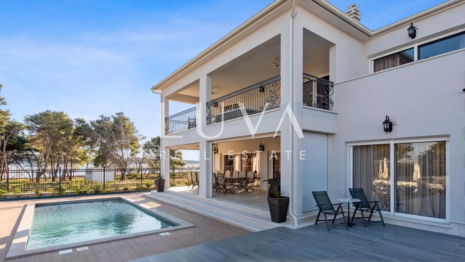 Vodice, luxuriöse und einzigartige Villa mit Pool am Meer zu verkaufen
