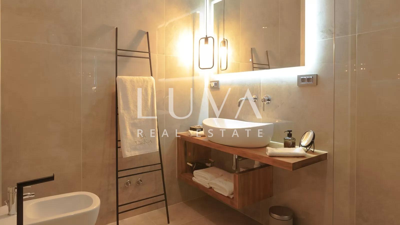 Baška, Krk, luksuzna vila s bazenom i Jacuzzi-jem blizu mora