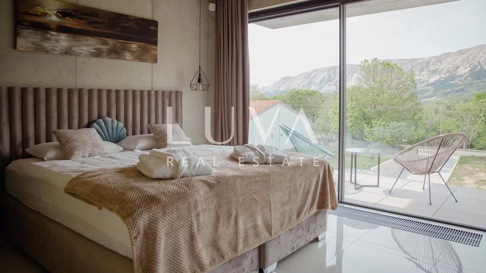 Baška, Krk, luksuzna vila s bazenom i Jacuzzi-jem blizu mora