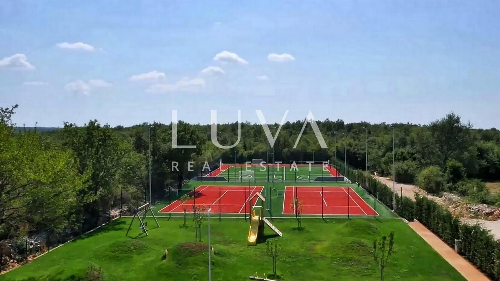 Kanfanar, Istra, luksuzna vila s bazenom, igralištem i sportskim terenima