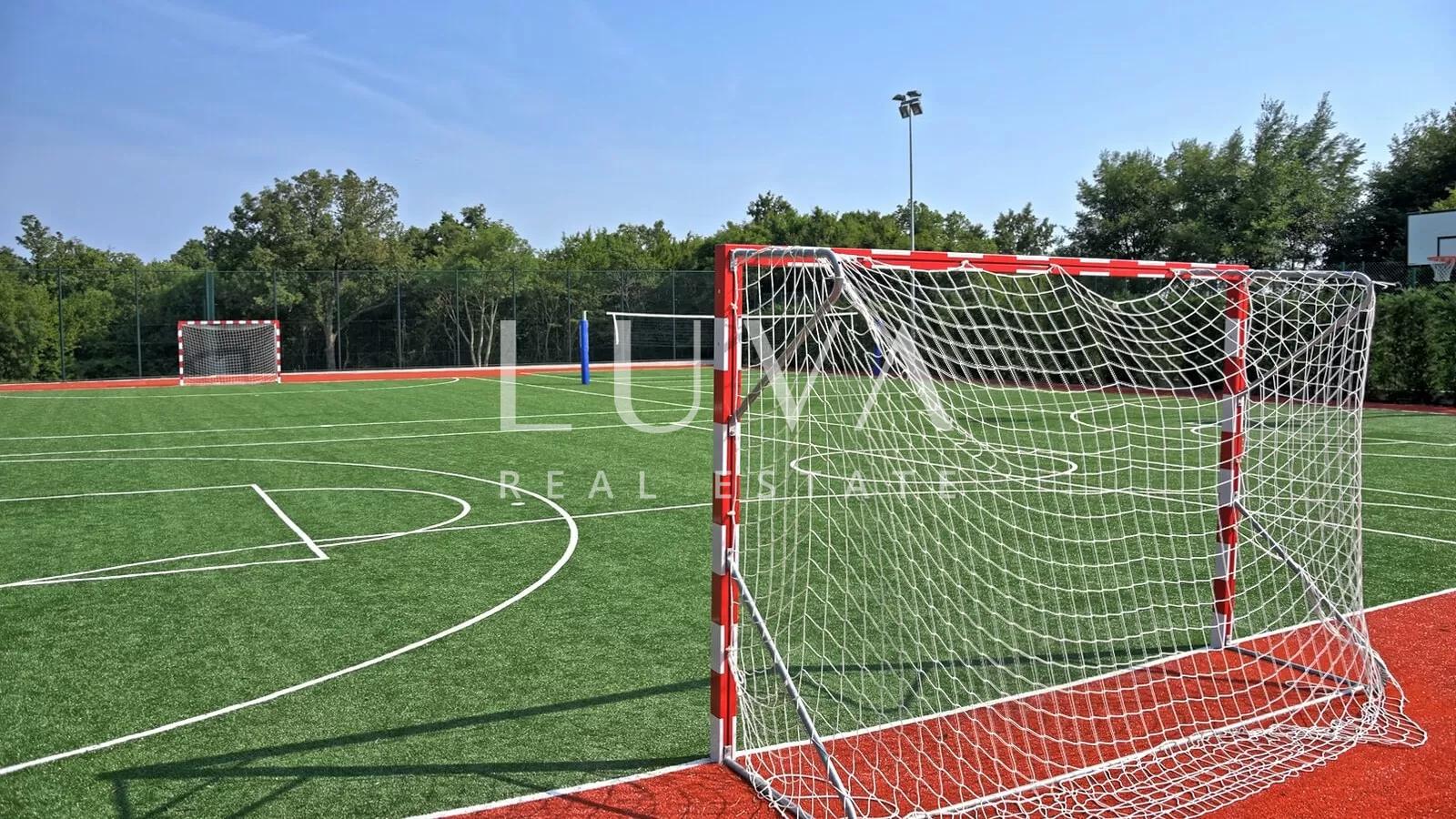 Kanfanar, Istra, luksuzna vila s bazenom, igralištem i sportskim terenima