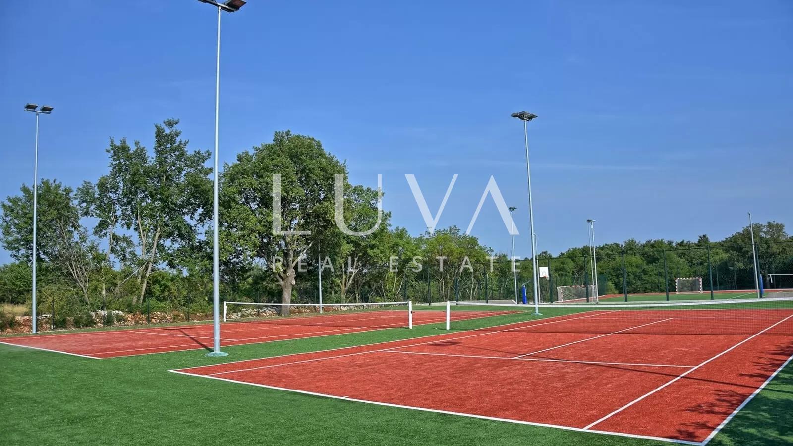 Kanfanar, Istra, luksuzna vila s bazenom, igralištem i sportskim terenima