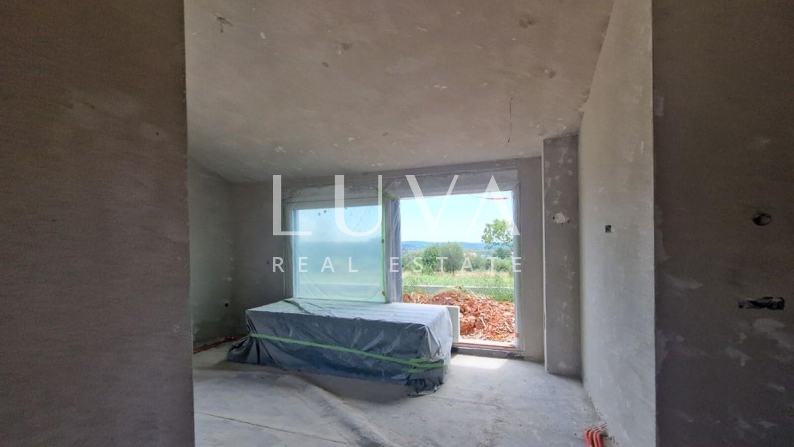 Istria, Kaštelir, modern ground floor house of 92 m² with swimming pool for sale