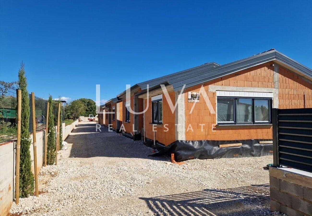 Istria, Kaštelir, modern ground floor house of 95 m² with courtyard for sale