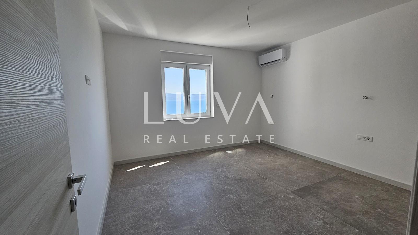 Omiš, Jesenice, penthouse with a 134 m² terrace with a sea view