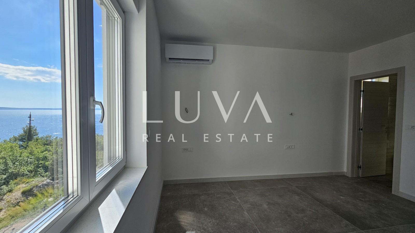 Omiš, Jesenice, penthouse with a 134 m² terrace with a sea view