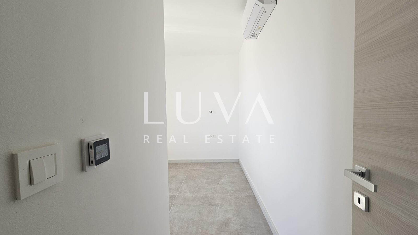Omiš, Jesenice, penthouse with a 134 m² terrace with a sea view