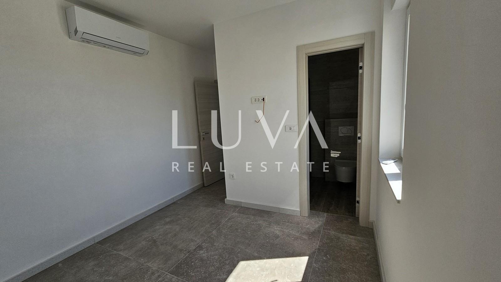 Omiš, Jesenice, penthouse with a 134 m² terrace with a sea view