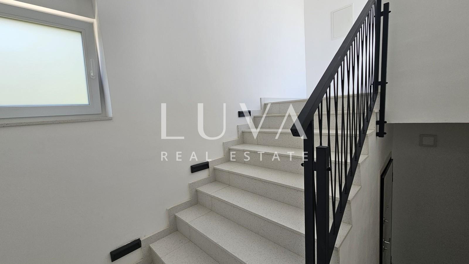 Omiš, Jesenice, penthouse with a 134 m² terrace with a sea view