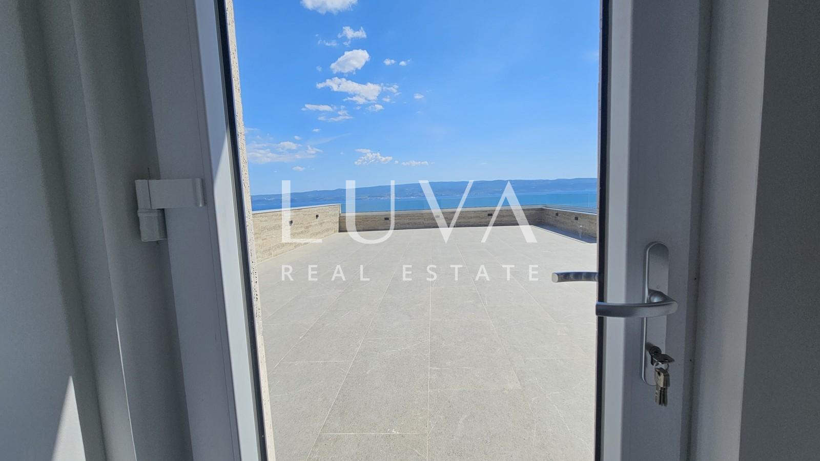 Omiš, Jesenice, penthouse with a 134 m² terrace with a sea view