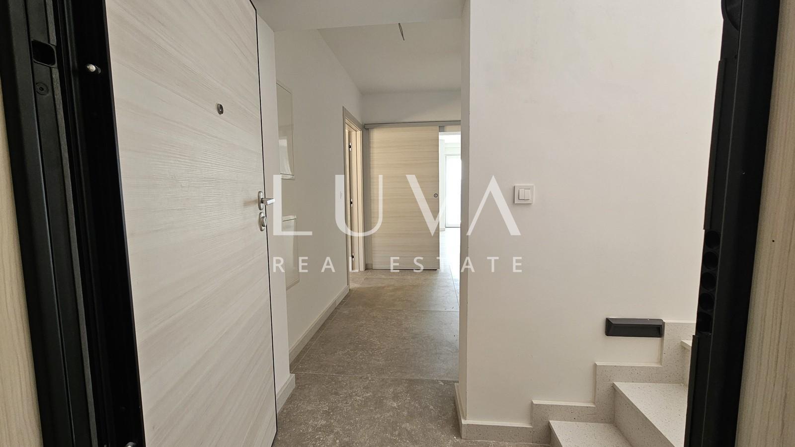 Omiš, Jesenice, penthouse with a 134 m² terrace with a sea view