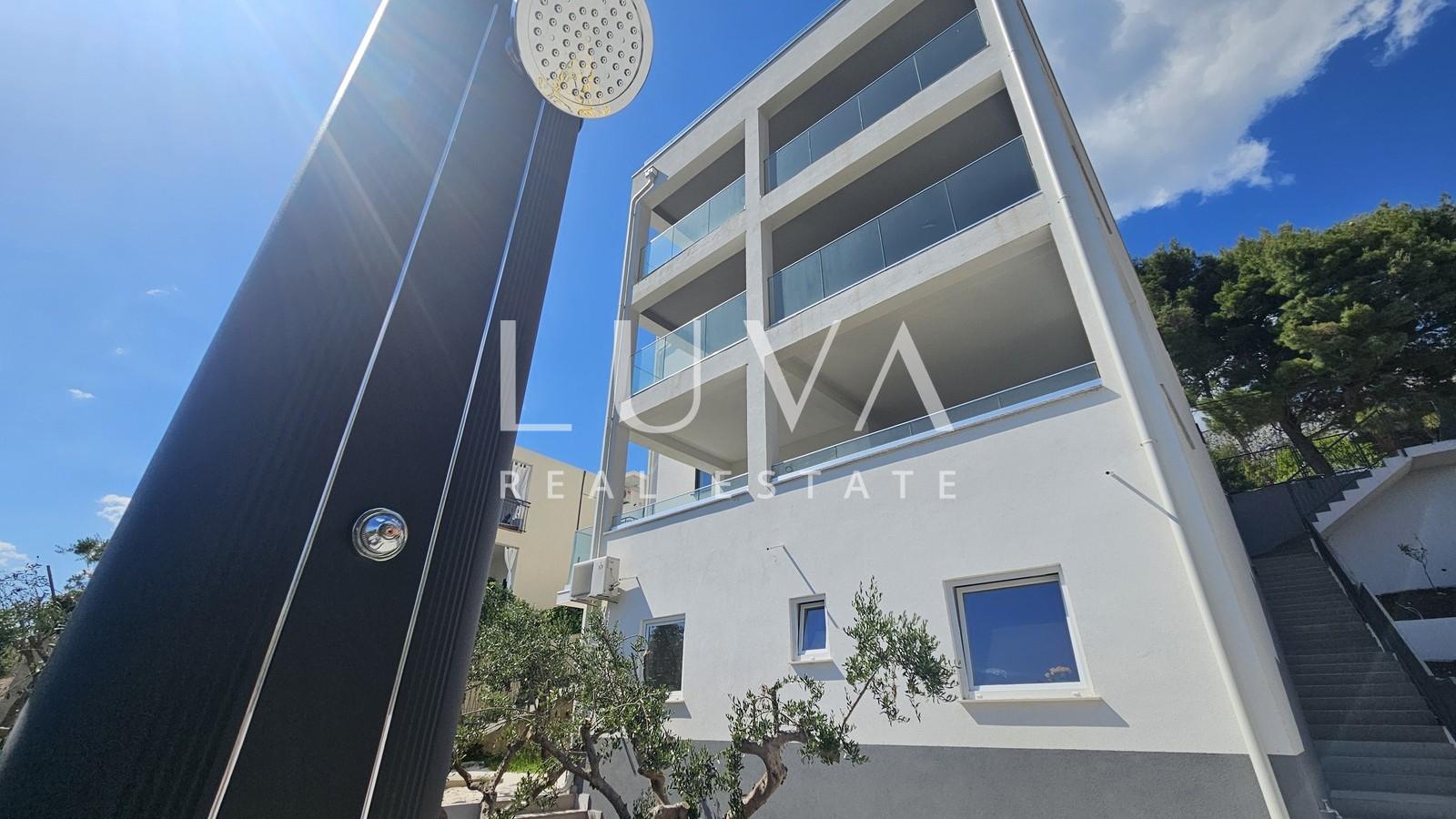 Omiš, Jesenice, penthouse with a 134 m² terrace with a sea view