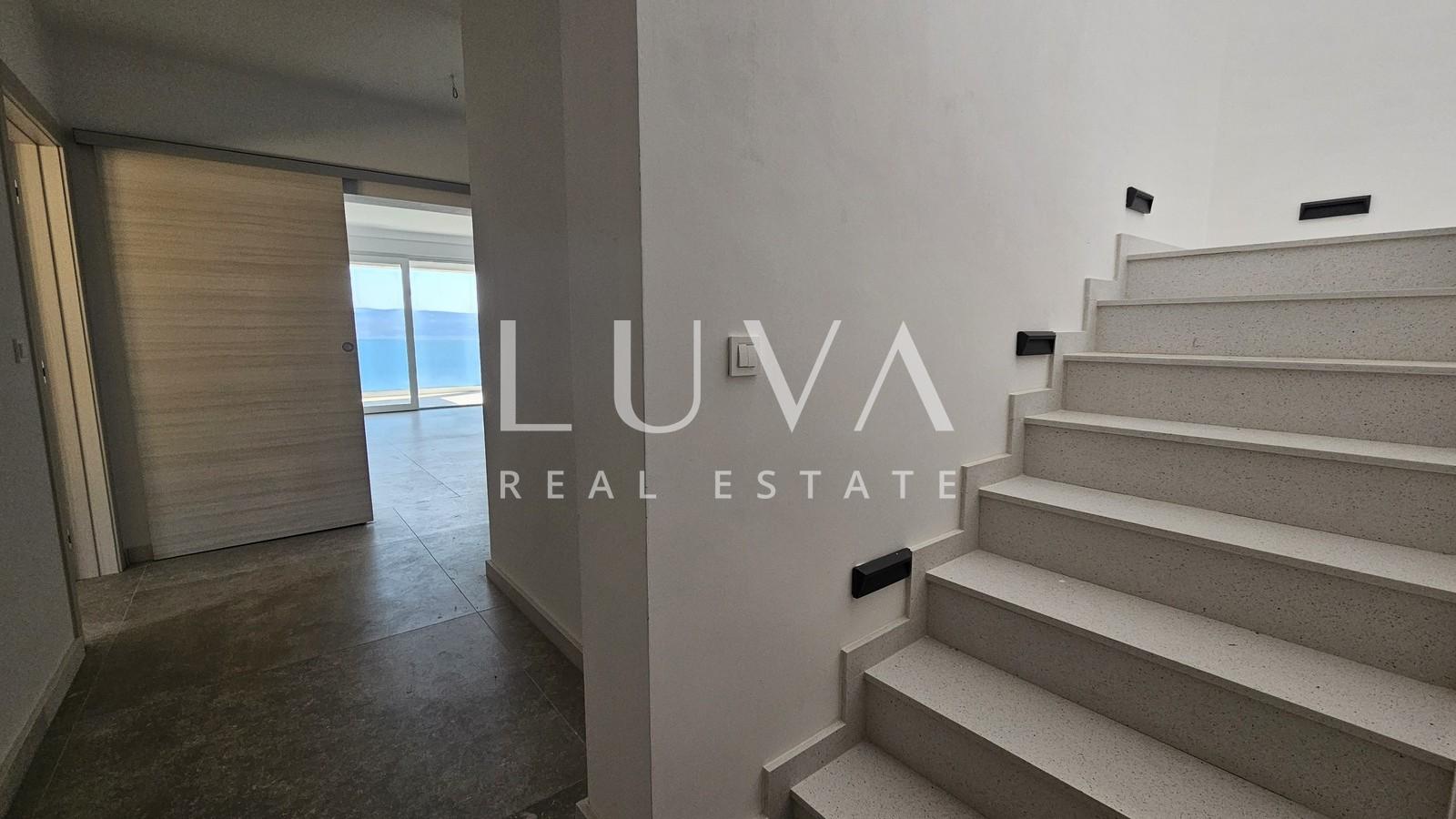 Omiš, Jesenice, penthouse with a 134 m² terrace with a sea view