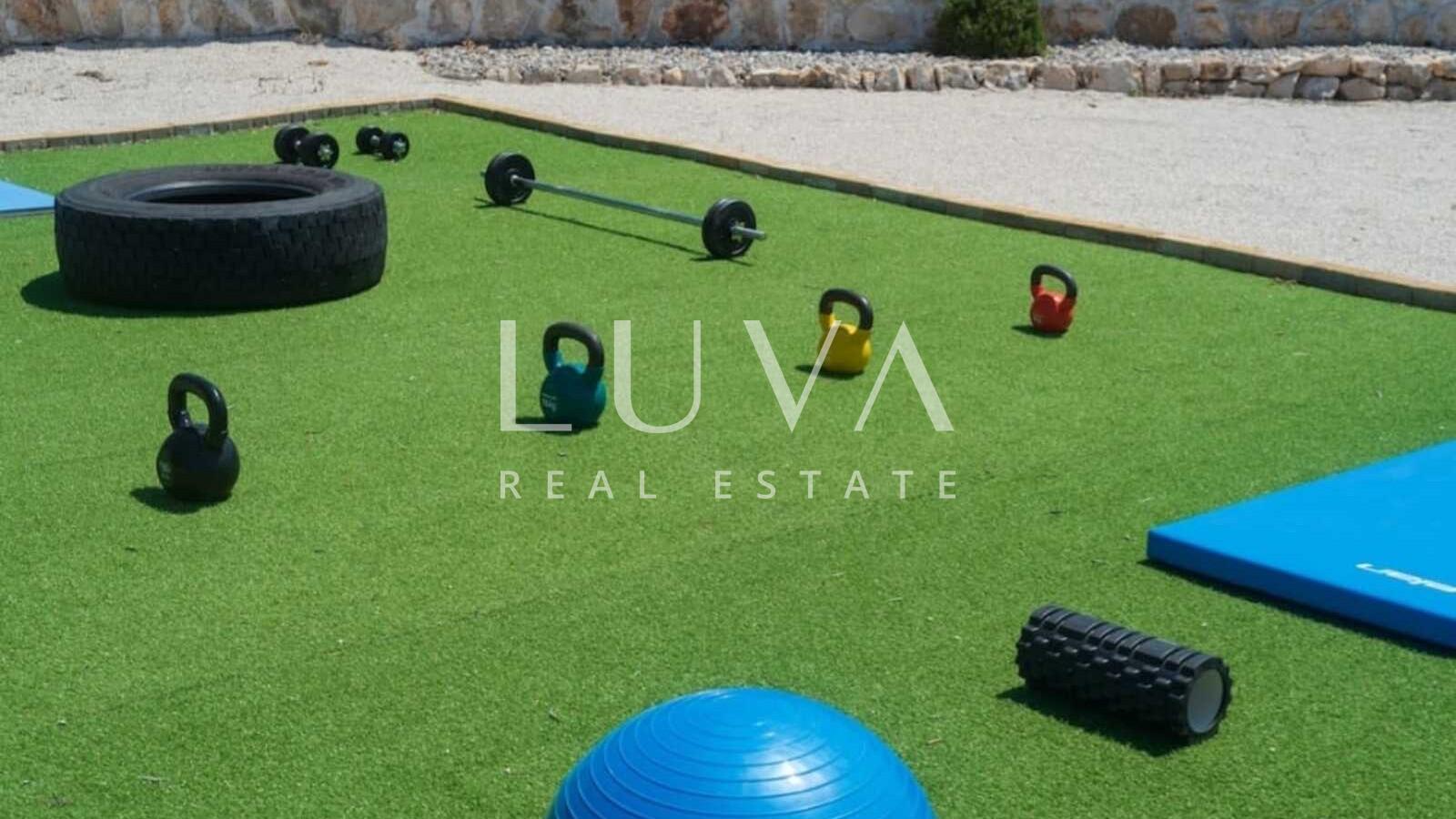 Brač, Milna, luksuzna kuća na posjedu od 10.000 m2 na prodaju