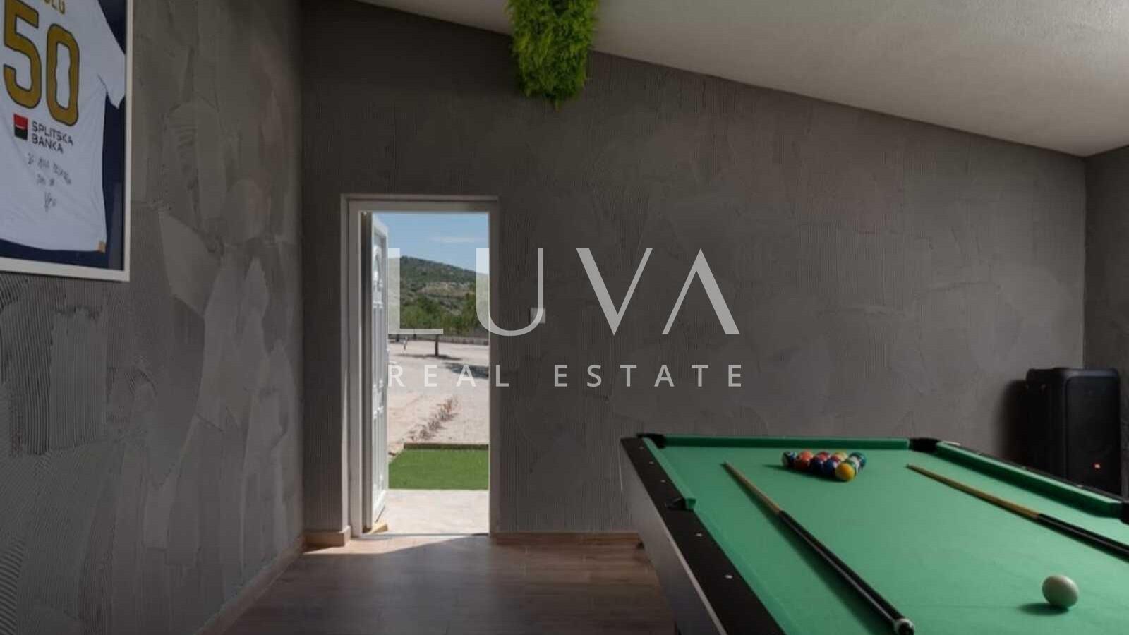 Brač, Milna, luksuzna kuća na posjedu od 10.000 m2 na prodaju