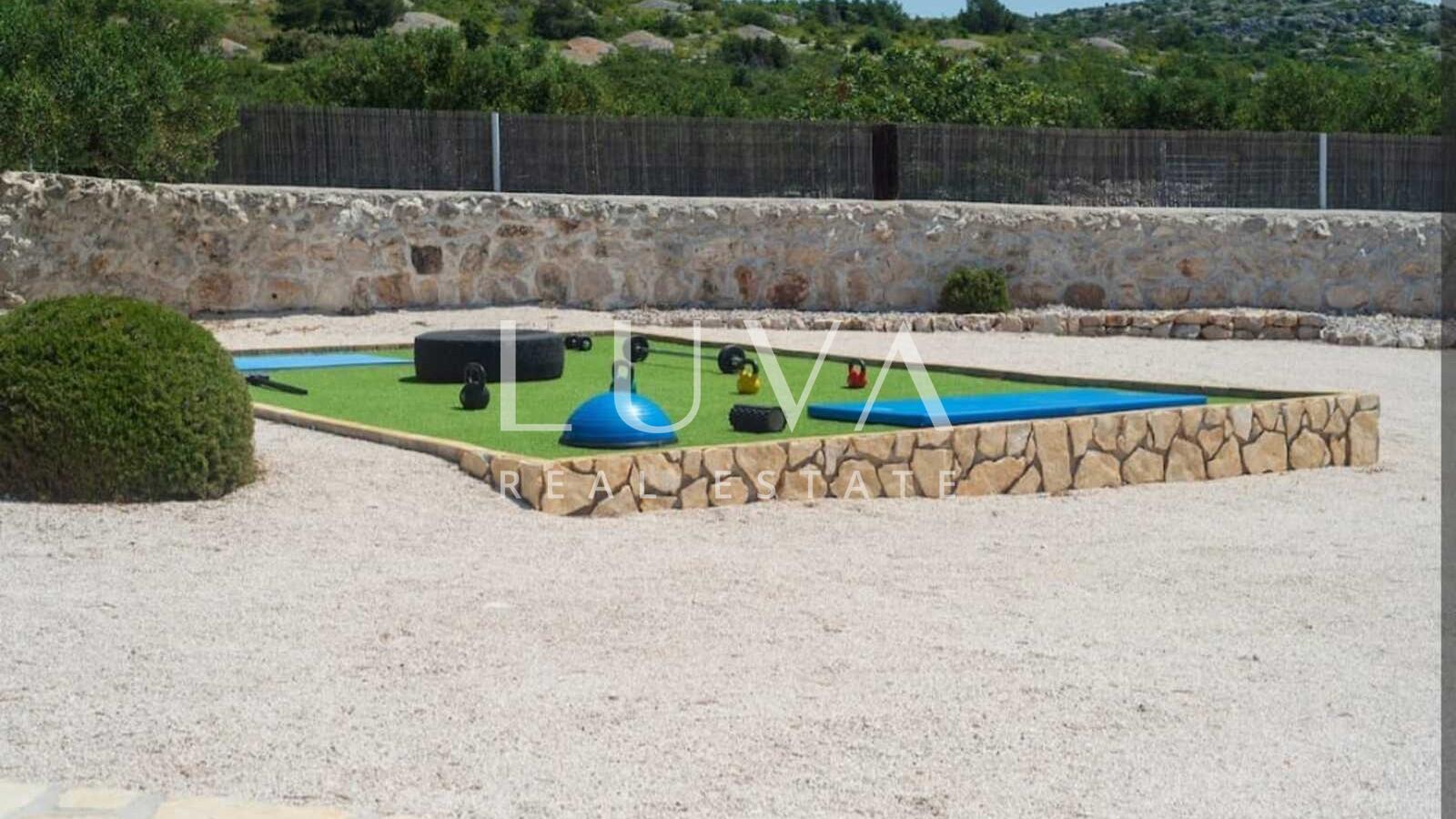 Brač, Milna, luksuzna kuća na posjedu od 10.000 m2 na prodaju