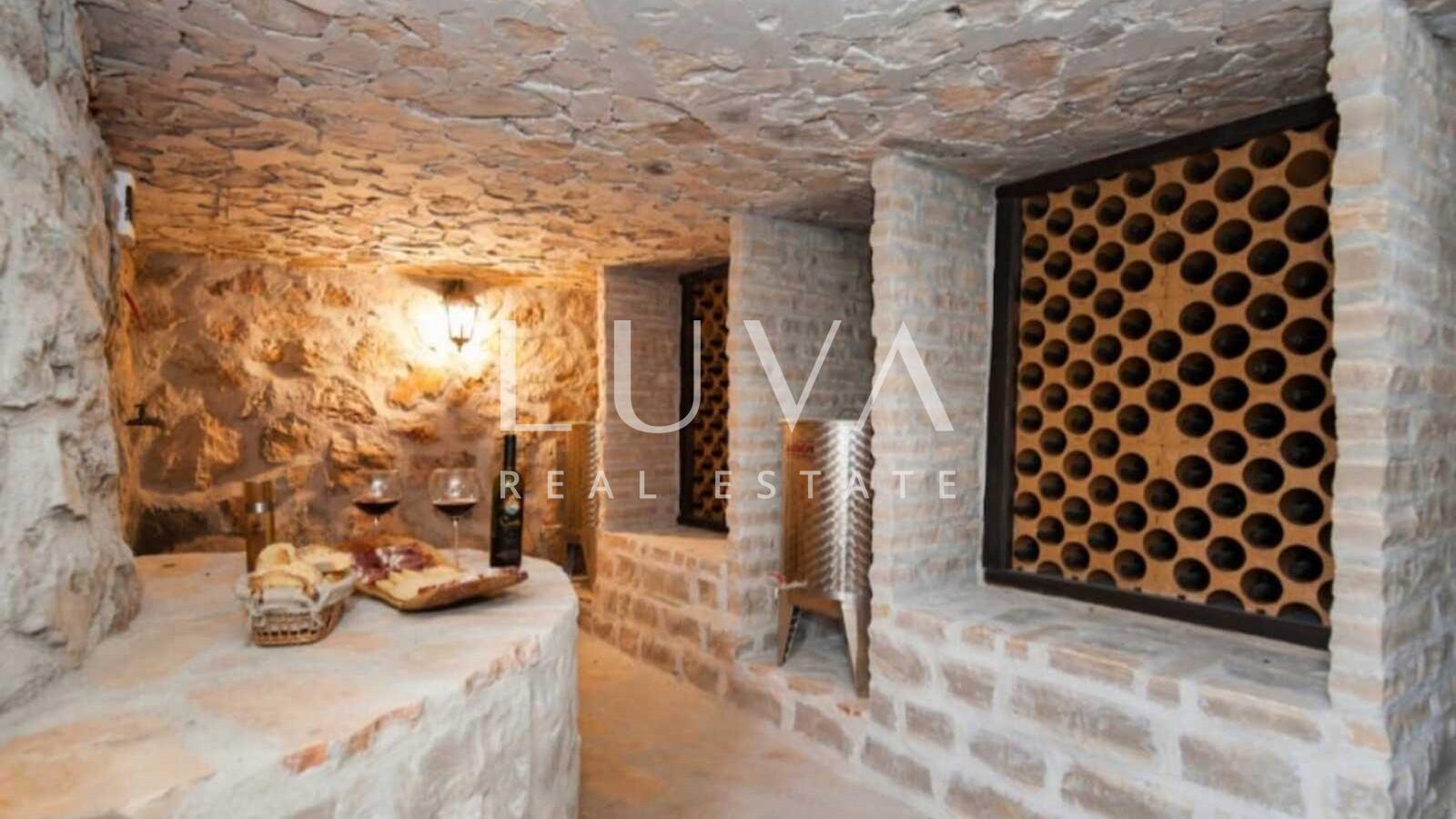 Brač, Milna, luksuzna kuća na posjedu od 10.000 m2 na prodaju