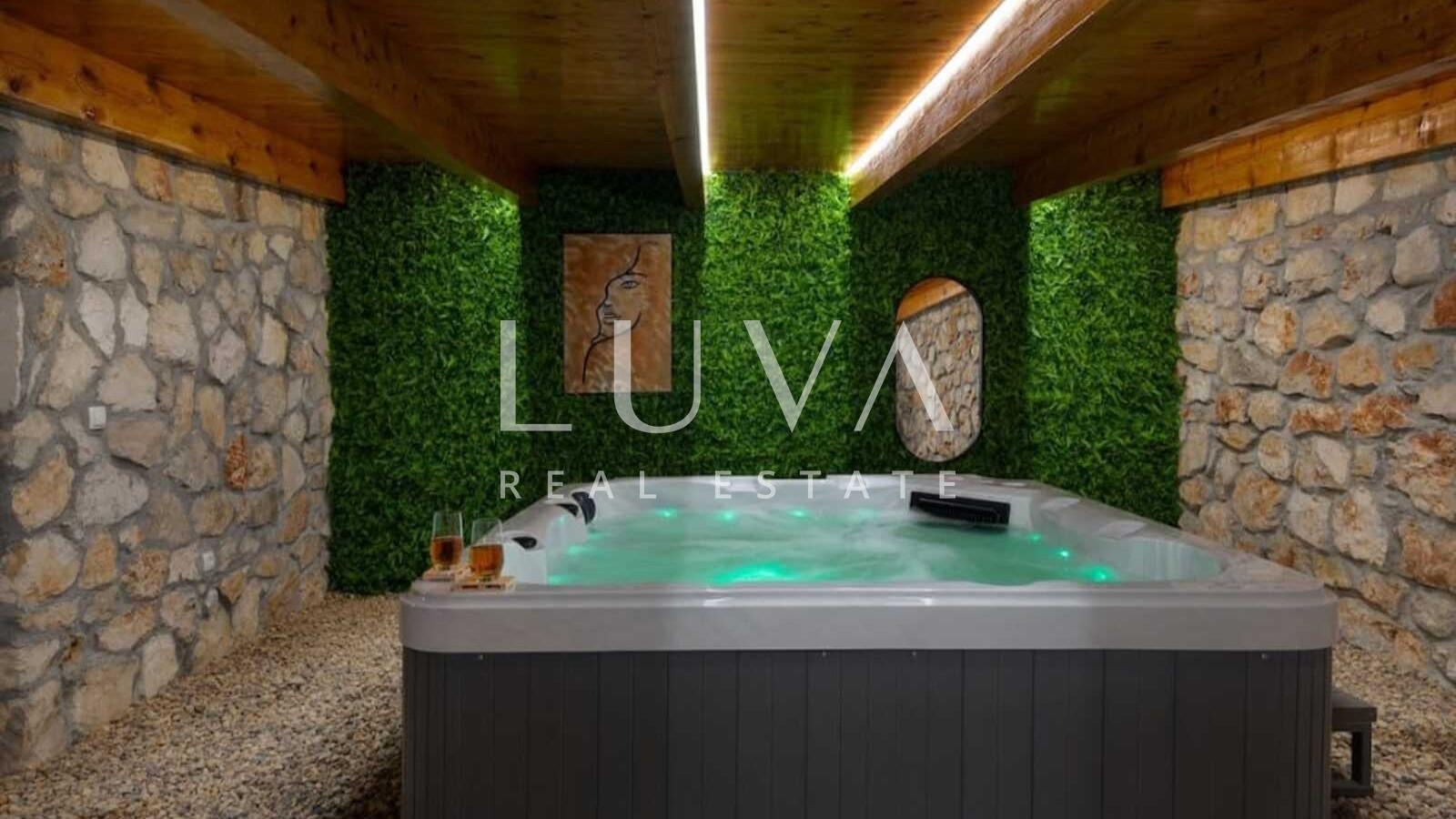 Brač, Milna, luksuzna kuća na posjedu od 10.000 m2 na prodaju