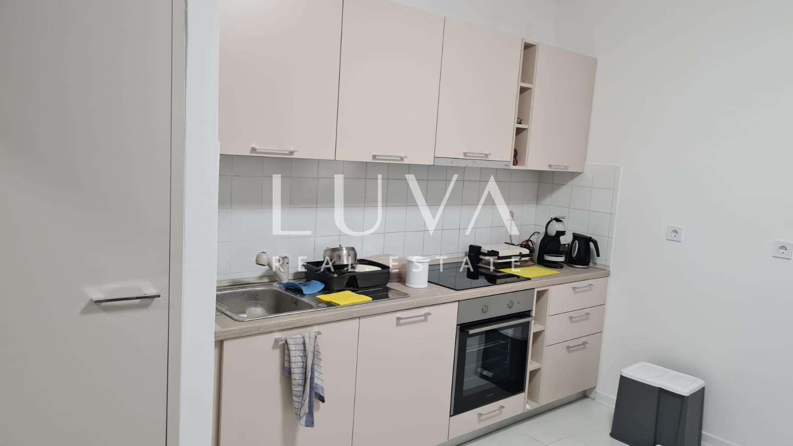 Poreč, Novo Naselje, Dreizimmerwohnung mit Balkon zur Miete in Meeresnähe, 80 m²