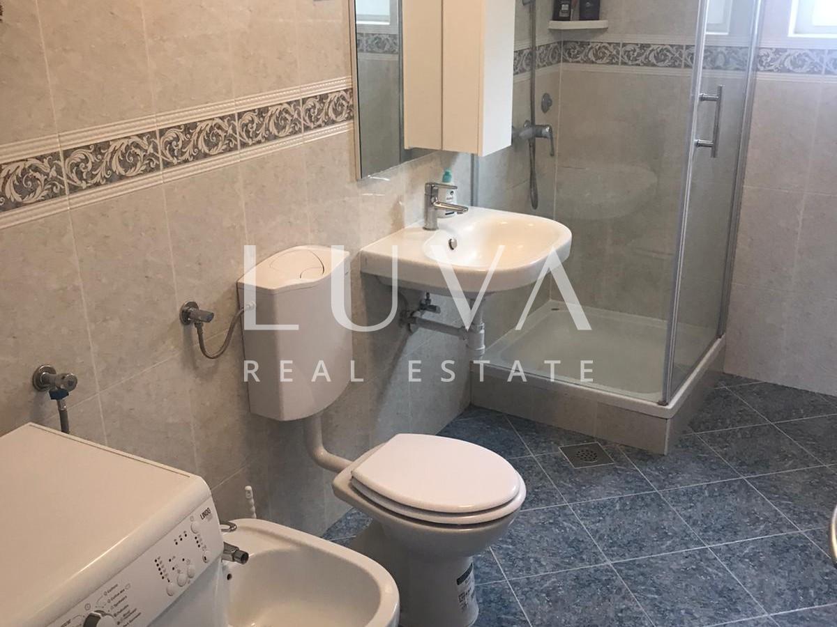 Poreč, Novo Naselje, Dreizimmerwohnung mit Balkon zur Miete in Meeresnähe, 80 m²