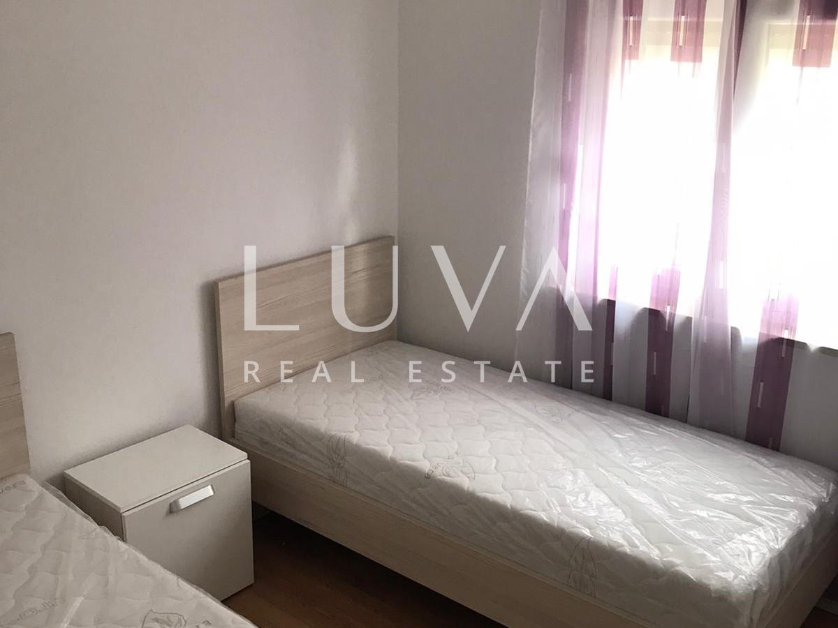 Poreč, Novo Naselje, Dreizimmerwohnung mit Balkon zur Miete in Meeresnähe, 80 m²