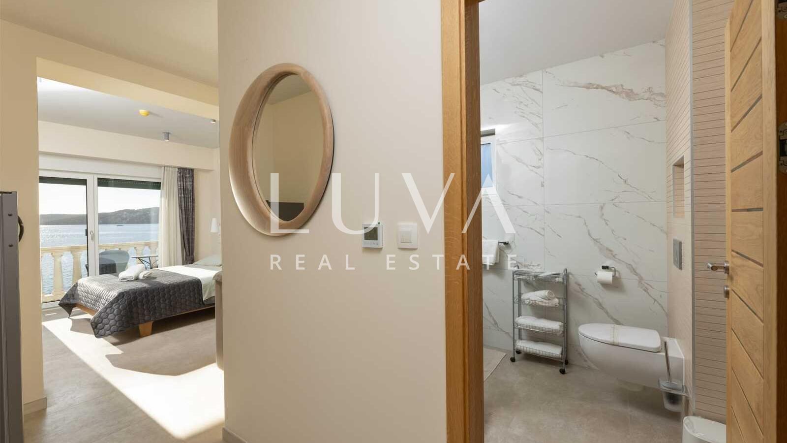 Trogir, Seget Donji, prodaja hotela sa 24 spavaće sobe uz more