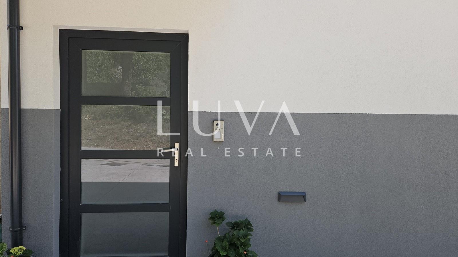 Omiš, Jesenice, 4-room apartment of 134 m² with sea view for sale