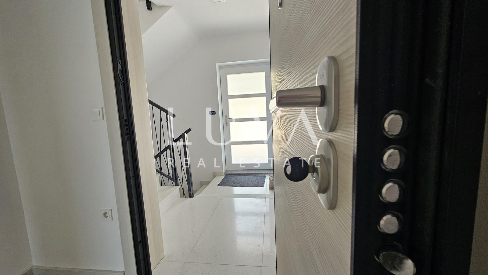 Omiš, Jesenice, 4-room apartment of 134 m² with sea view for sale