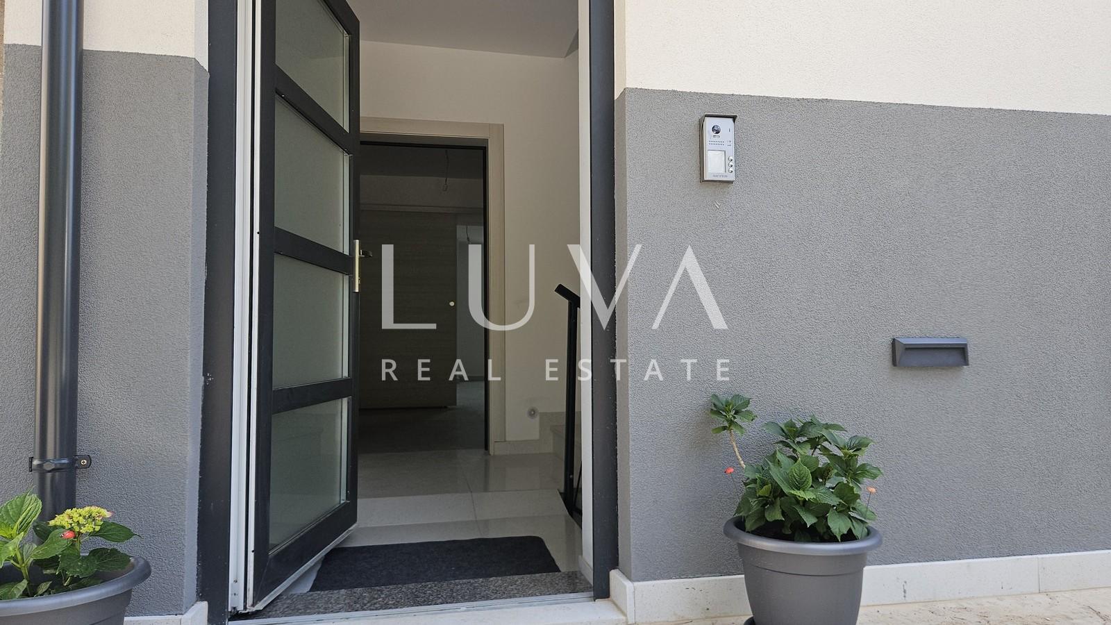 Omiš, Jesenice, 4-room apartment of 134 m² with sea view for sale