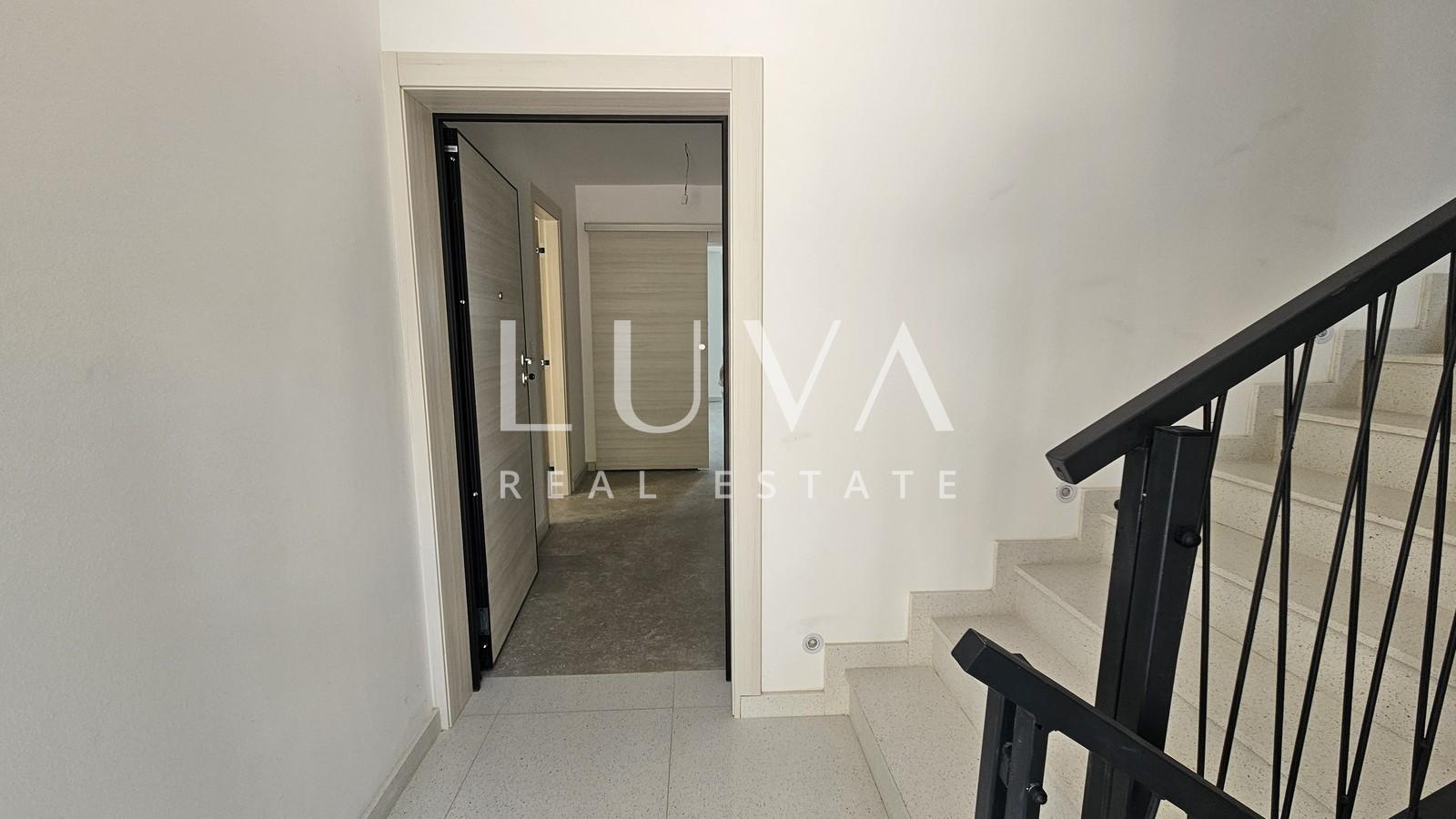 Omiš, Jesenice, 4-room apartment of 134 m² with sea view for sale