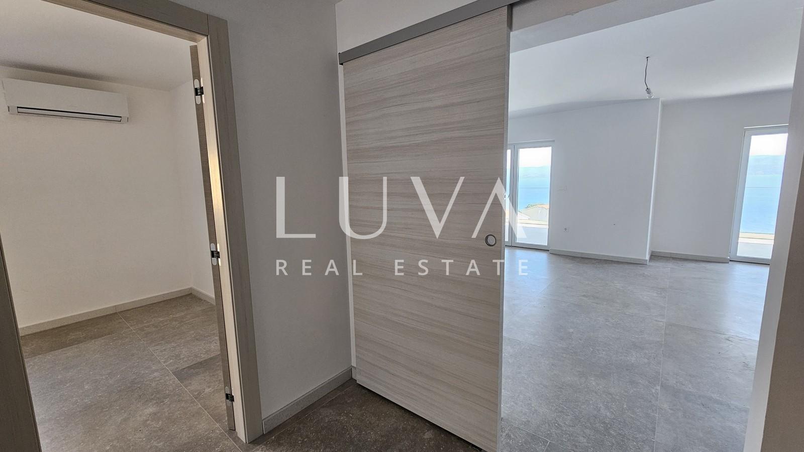 Omiš, Jesenice, 4-room apartment of 134 m² with sea view for sale