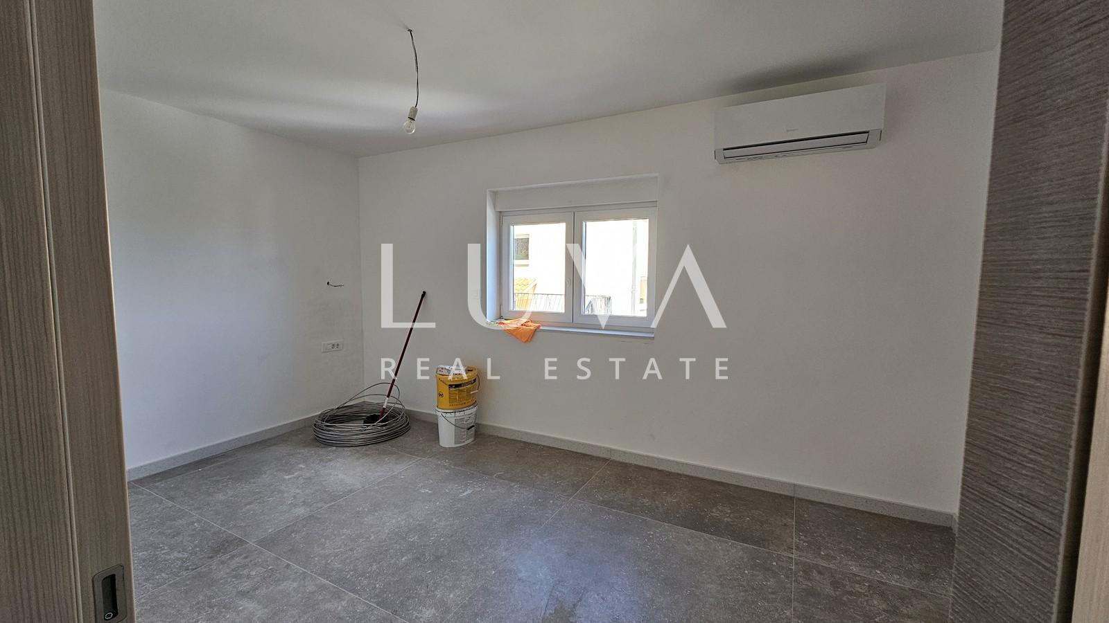 Omiš, Jesenice, 4-room apartment of 134 m² with sea view for sale
