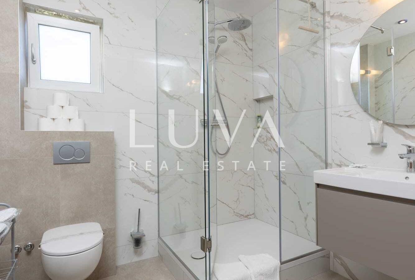 Trogir, Seget Donji, prodaja hotela sa 24 spavaće sobe uz more