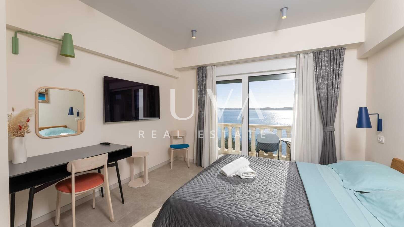 Trogir, Seget Donji, prodaja hotela sa 24 spavaće sobe uz more