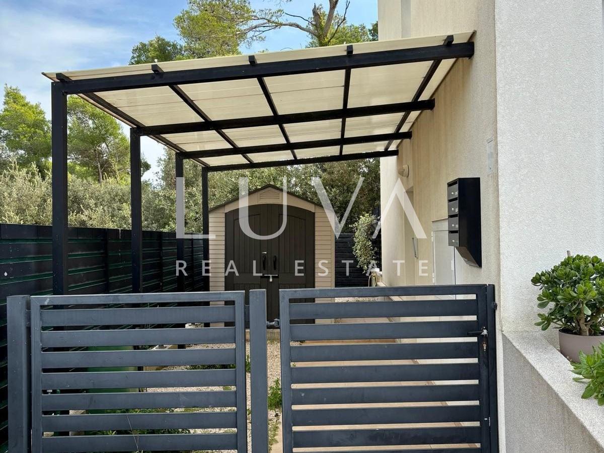 Petrčane Zadar, prostran stan od 75 m² + parking, 50 m od mora