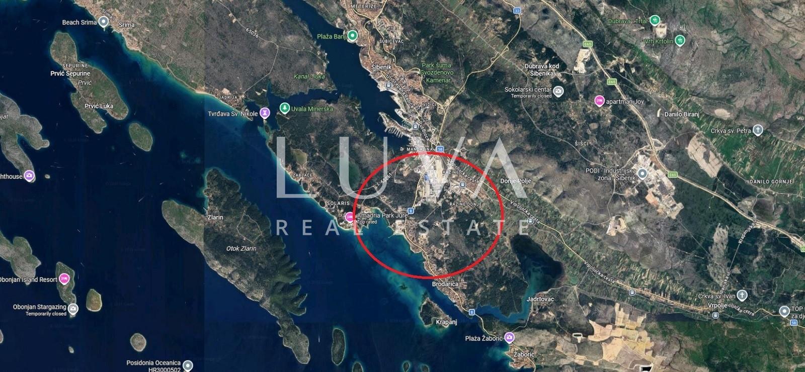 Šibenik, Donje Ražine, Grundstück mit Gebäuden zu vermieten