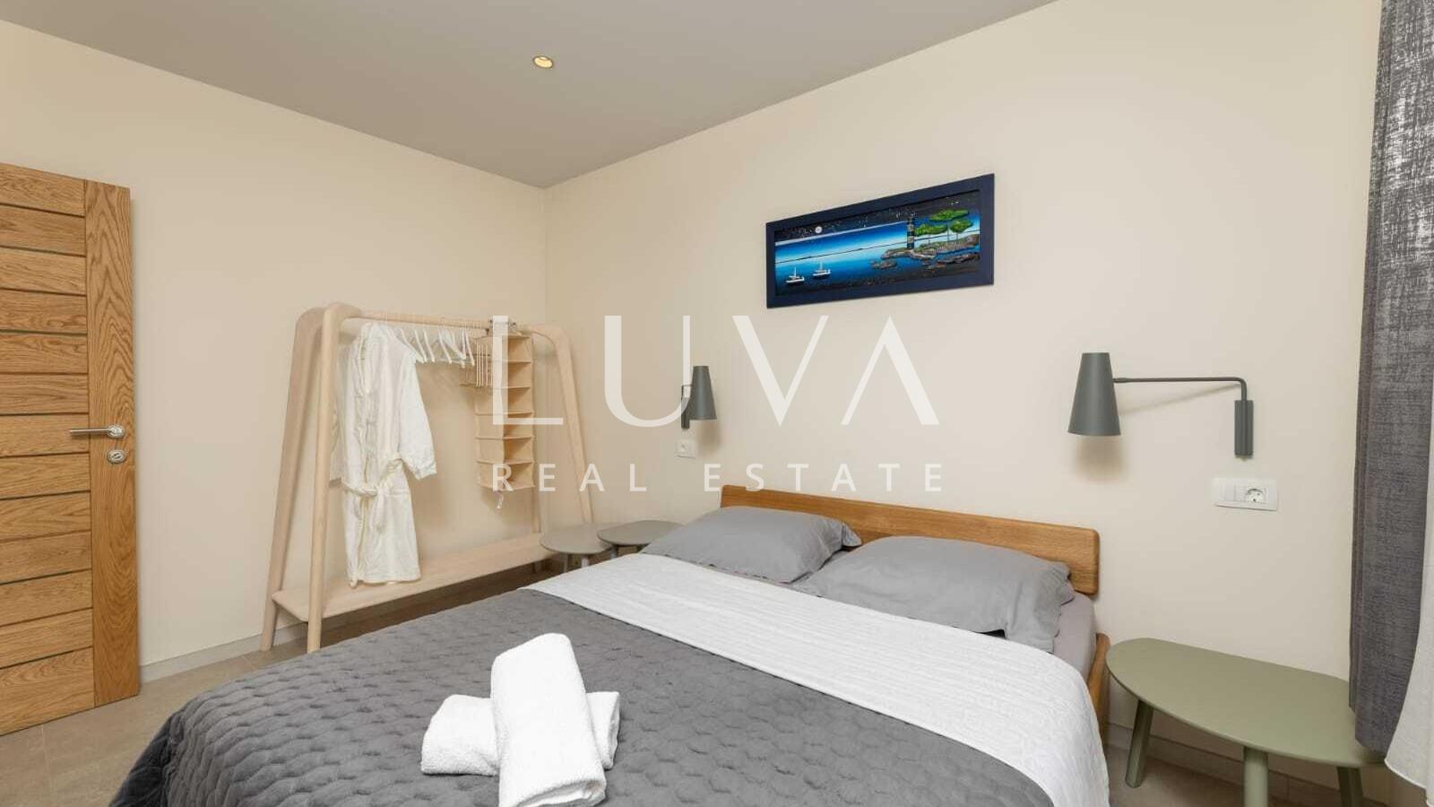 Trogir, Seget Donji, prodaja hotela sa 24 spavaće sobe uz more