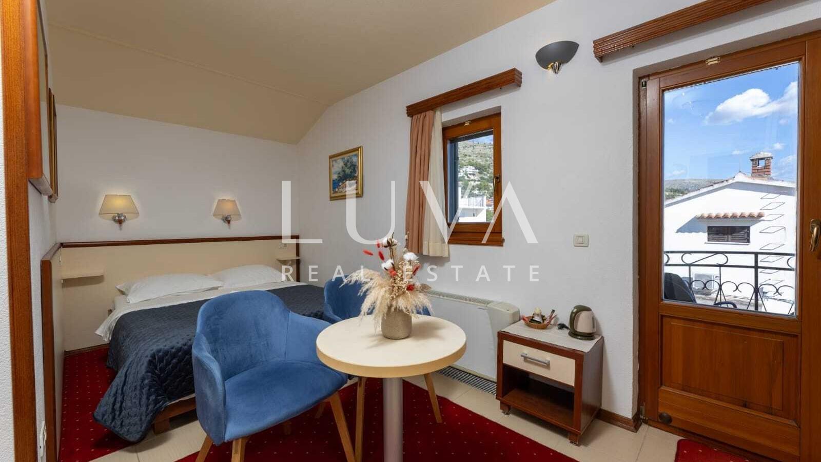 Trogir, Seget Donji, prodaja hotela sa 24 spavaće sobe uz more