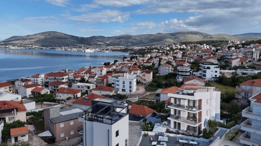 Čiovo, Trogir, luksuzni penthouse 75 m2 uz more na prodaju