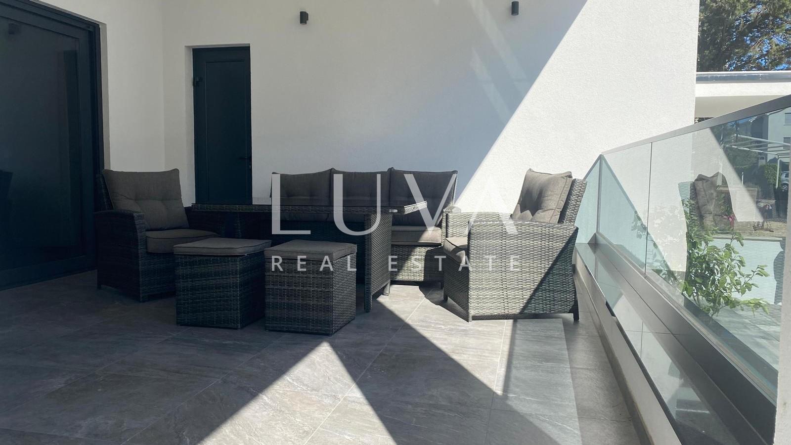 Vodice, Srima, moderne Wohnung S2 (1. Stock) direkt am Meer zu verkaufen