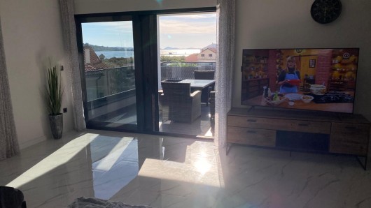 Vodice, Srima, haus mit 3 Apartments direkt am Meer zu verkaufen