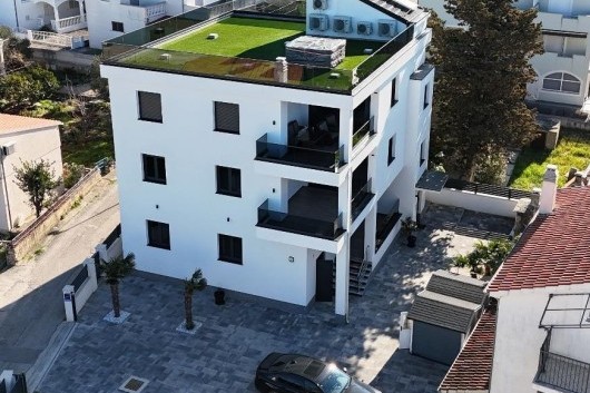 Vodice, Srima, haus mit 3 Apartments direkt am Meer zu verkaufen