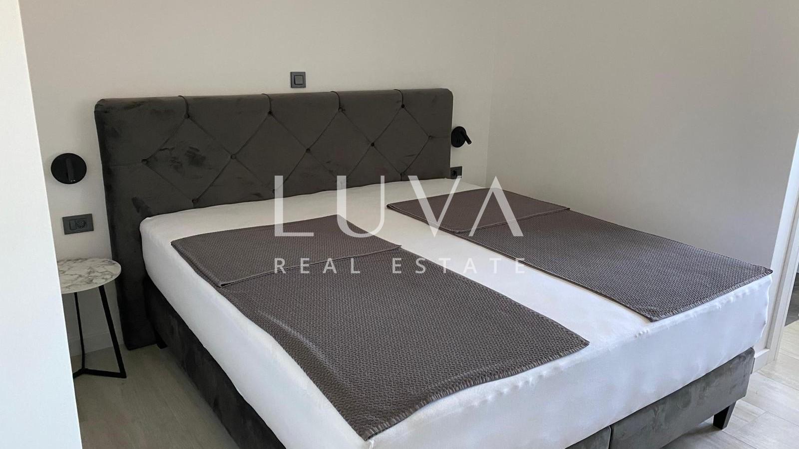 Vodice, Srima, haus mit 3 Apartments direkt am Meer zu verkaufen